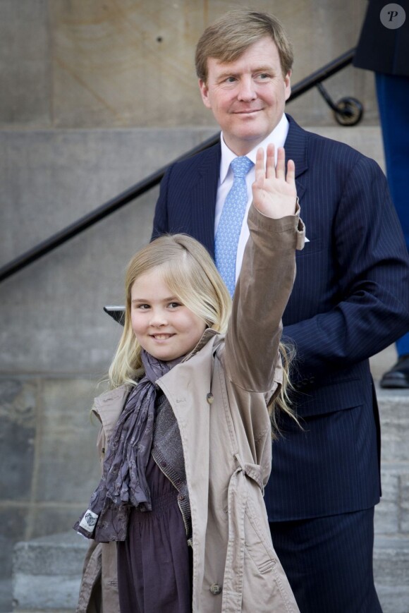 Le roi Willem-Alexander des Pays-Bas, la reine Maxima et leurs filles Catharina-Amalia (9 ans), Alexia (7 ans) et Ariane (6 ans) quittant le palais royal d'Amsterdam, le 1er mai 2013, au lendemain de l'intronisation du monarque.