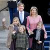 Le roi Willem-Alexander des Pays-Bas, la reine Maxima et leurs filles Catharina-Amalia (9 ans), Alexia (7 ans) et Ariane (6 ans) quittant le palais royal d'Amsterdam, le 1er mai 2013, au lendemain de l'intronisation du monarque.