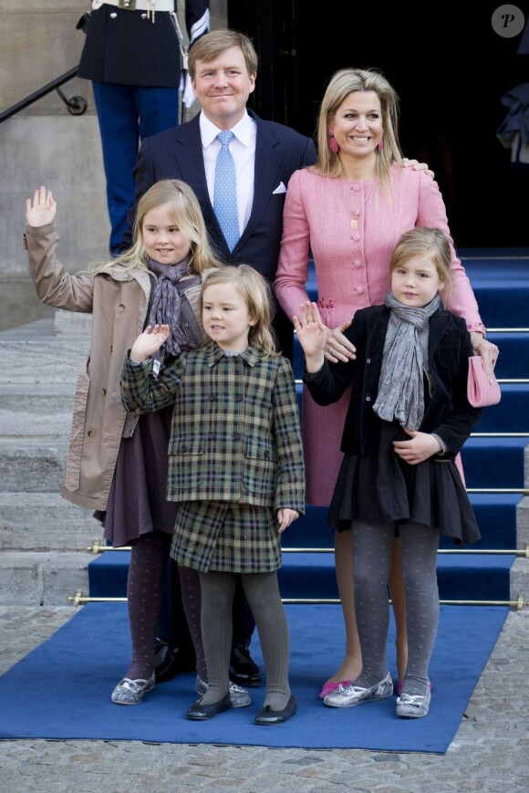 Le roi Willem-Alexander des Pays-Bas, la reine Maxima et leurs filles Catharina-Amalia (9 ans), Alexia (7 ans) et Ariane (6 ans) quittant le palais royal d'Amsterdam, le 1er mai 2013, au lendemain de l'intronisation du monarque.