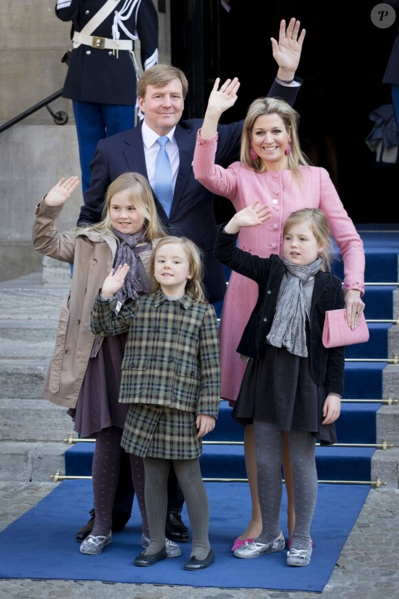 Le roi Willem-Alexander des Pays-Bas, la reine Maxima et leurs filles Catharina-Amalia (9 ans), Alexia (7 ans) et Ariane (6 ans) quittant le palais royal d'Amsterdam, le 1er mai 2013, au lendemain de l'intronisation du monarque.