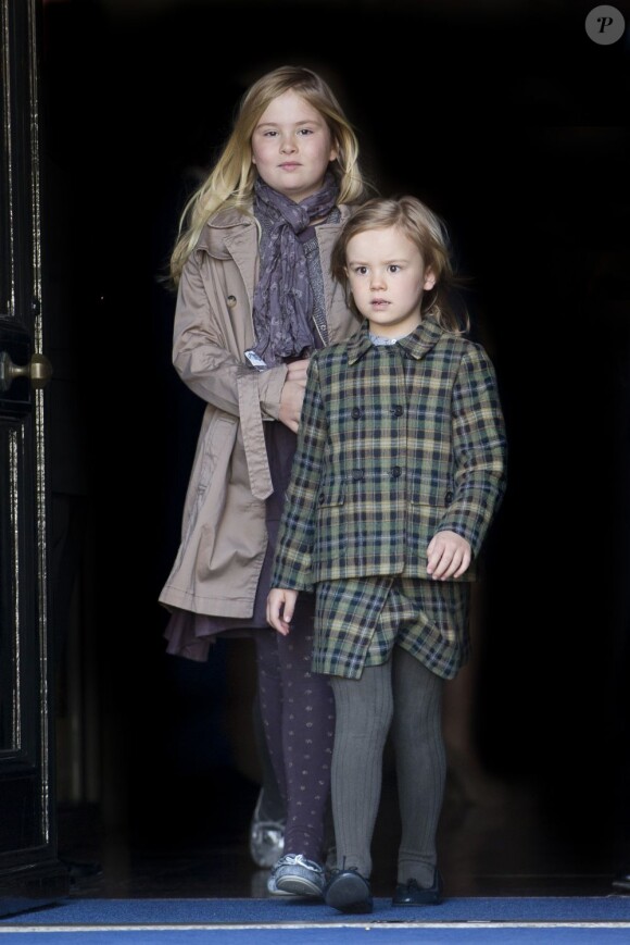 Le roi Willem-Alexander des Pays-Bas, la reine Maxima et leurs filles Catharina-Amalia (9 ans), Alexia (7 ans) et Ariane (6 ans) quittant le palais royal d'Amsterdam, le 1er mai 2013, au lendemain de l'intronisation du monarque.