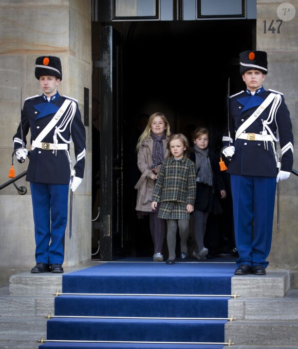 Le roi Willem-Alexander des Pays-Bas, la reine Maxima et leurs filles Catharina-Amalia (9 ans), Alexia (7 ans) et Ariane (6 ans) quittant le palais royal d'Amsterdam, le 1er mai 2013, au lendemain de l'intronisation du monarque.