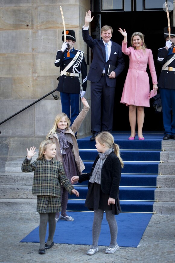 Le roi Willem-Alexander des Pays-Bas, la reine Maxima et leurs filles Catharina-Amalia (9 ans), Alexia (7 ans) et Ariane (6 ans) quittant le palais royal d'Amsterdam, le 1er mai 2013, au lendemain de l'intronisation du monarque.