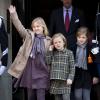 Les princesses Catharina-Amalia (9 ans), Alexia (7 ans) et Ariane (6 ans) des Pays-Bas, filles du couple royal, quittant le palais royal d'Amsterdam, le 1er mai 2013, au lendemain de l'intronisation du monarque.