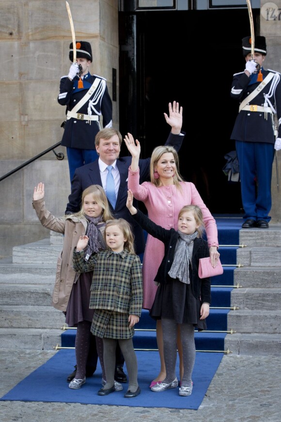 Le roi Willem-Alexander des Pays-Bas, la reine Maxima et leurs filles Catharina-Amalia (9 ans), Alexia (7 ans) et Ariane (6 ans) quittant le palais royal d'Amsterdam, le 1er mai 2013, au lendemain de l'intronisation du monarque.