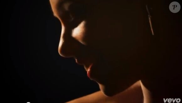 Alicia Keys dans le clip de New Day (mai 2013), extrait de son album Girl on Fire, paru en novembre 2012