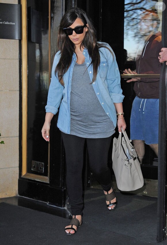 Au lendemain du concert de Beyoncé, Kim Kardashian quitte l'hôtel The Dorschester à Londres. Le 2 mai 2013.