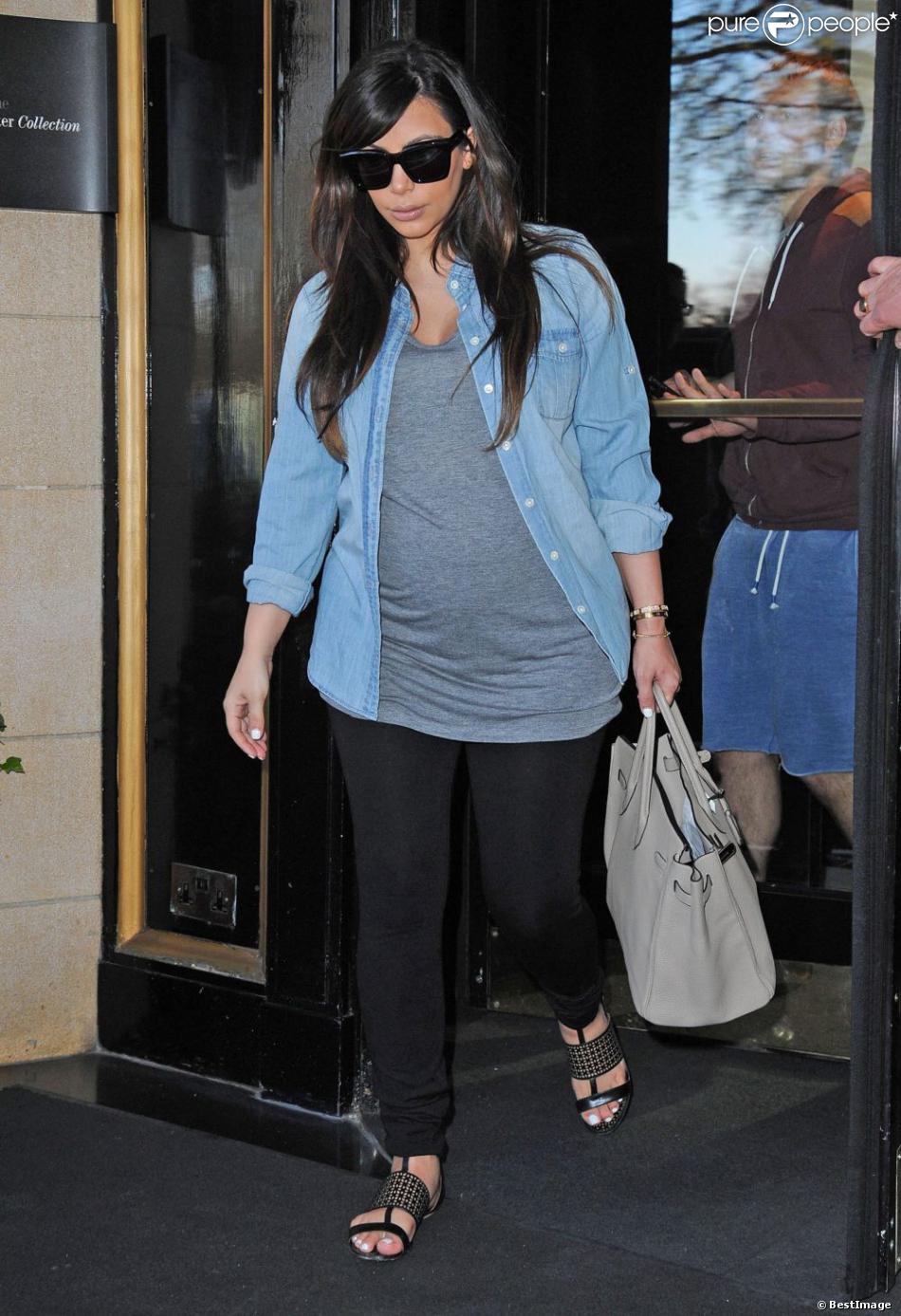 Au lendemain du concert de Beyoncé, Kim Kardashian quitte l&#039;hôtel The Dorschester à Londres. Le 2 mai 2013.