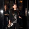 Kim Kardashian quitte son hôtel The Dorschester pour se rendre au concert de Beyoncé à l'O2 Arena. Londres, le 1er mai 2013.