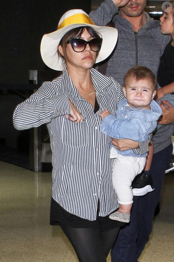 Kourtney Kardashian et sa fille Penelope, de retour à Los Angeles après des vacances en famille en Grèce. Le 1er mai 2013.
