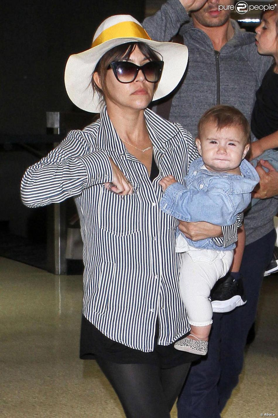 Kourtney Kardashian et sa fille Penelope, de retour à Los Angeles après des vacances en famille en Grèce. Le 1er mai 2013.