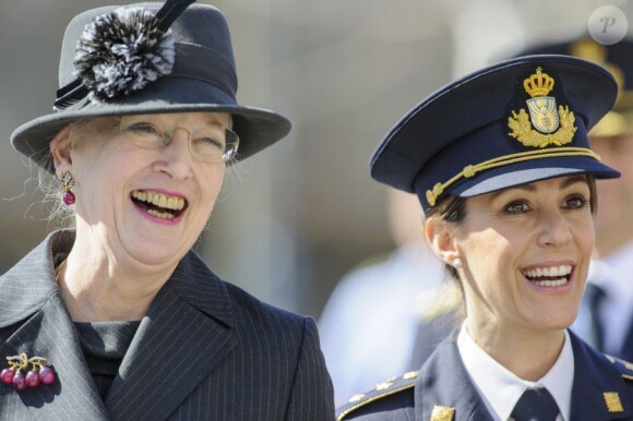 La princesse Marie de Danemark a reçu le 1er mai 2013 à Birkerod, en présence de sa belle-mère la reine Margrethe II, les insignes d'honneur de la DEMA, l'agence danoise de gestion des urgences, pour services rendus.