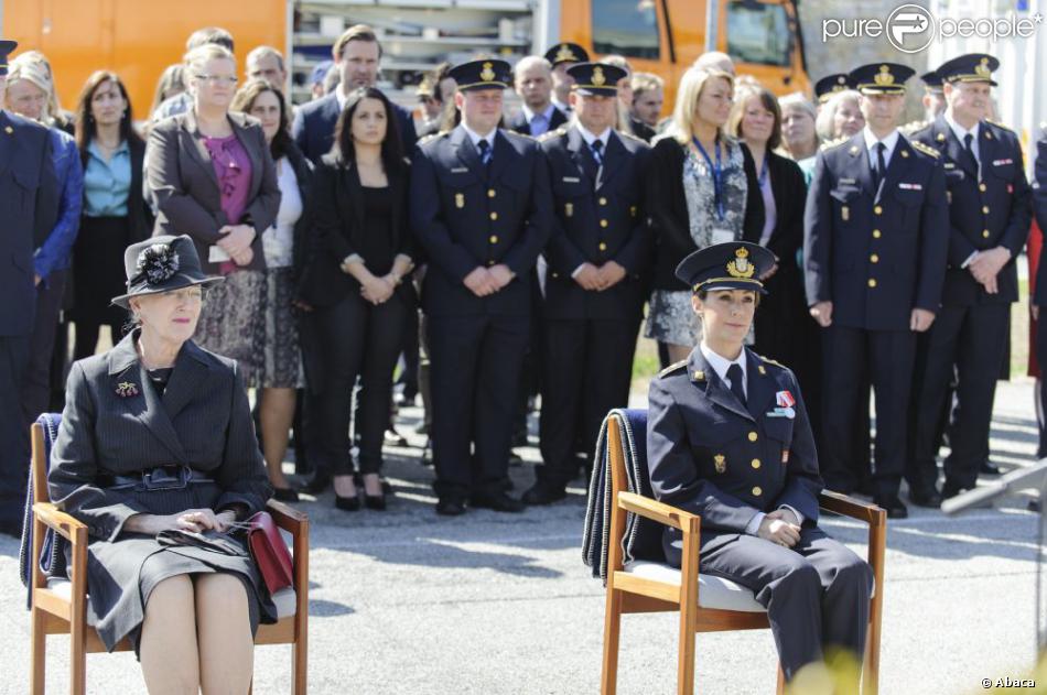  Marie de Danemark a reçu le 1er mai 2013 à Birkerod, en présence de la reine Margrethe II, les insignes d&#039;honneur de la DEMA, l&#039;agence danoise de gestion des urgences, pour services rendus. 