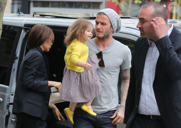 David Beckham et la petite Harper lors d'une sortie shopping chez Bonton à Paris le 3 mai 2012