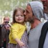 David Beckham et sa fillette Harper lors d'une sortie shopping chez Bonton à Paris le 3 mai 2012