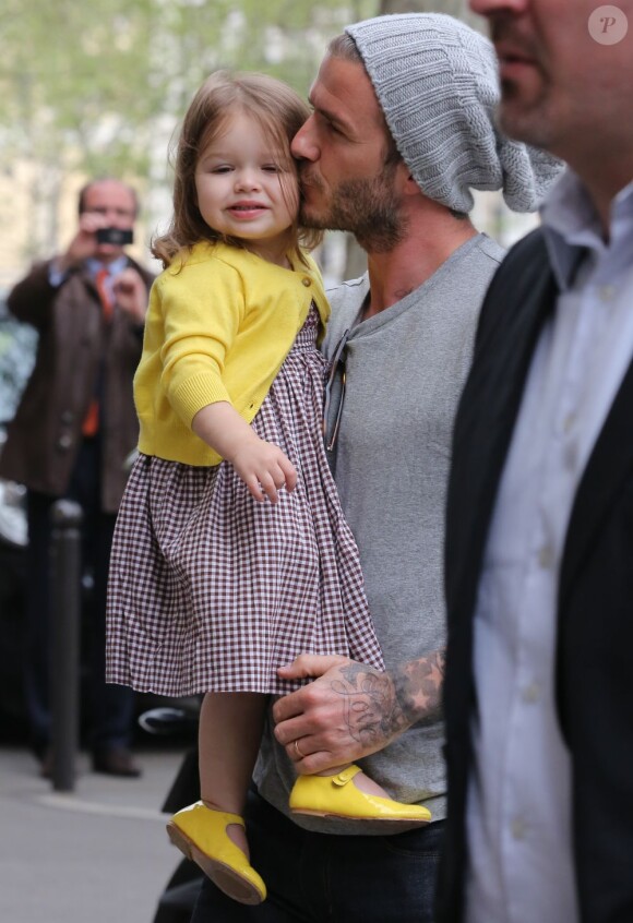 David Beckham et sa fillette Harper lors d'une sortie shopping chez Bonton à Paris le 3 mai 2012