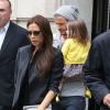 David Beckham, son épouse Victoria et leur fillette Harper lors d'une sortie shopping chez Bonton à Paris le 3 mai 2012