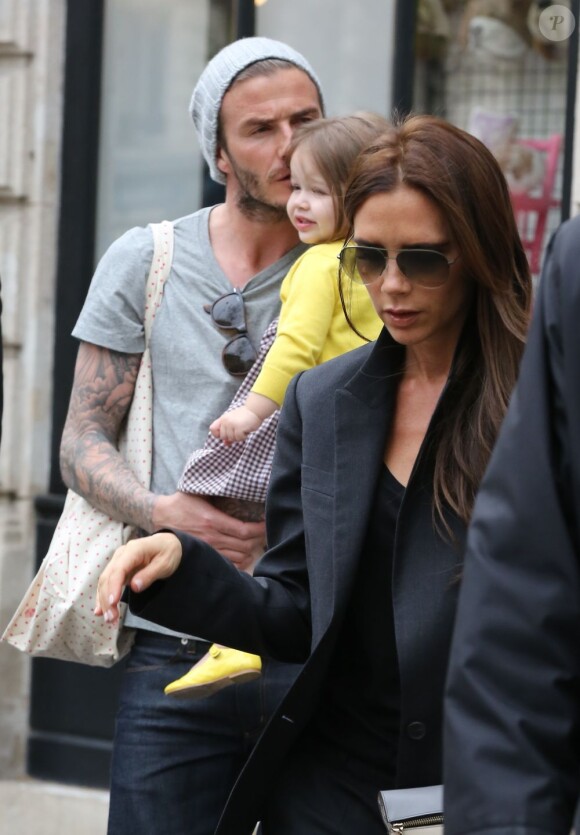 David Beckham, son épouse Victoria et leur fillette Harper lors d'une sortie shopping chez Bonton à Paris le 3 mai 2012