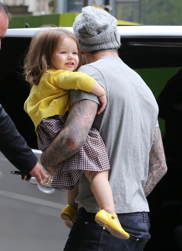 La petite Harper dans les bras de son papa lors d'une sortie shopping chez Bonton à Paris le 3 mai 2012