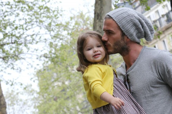 David Beckham, tendre papa avec son adorable fillette Harper lors d'une sortie shopping chez Bonton à Paris le 3 mai 2012