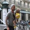 David Beckham, son épouse Victoria et leur fillette Harper lors d'une sortie shopping rue de Rivoli à Paris le 3 mai 2012