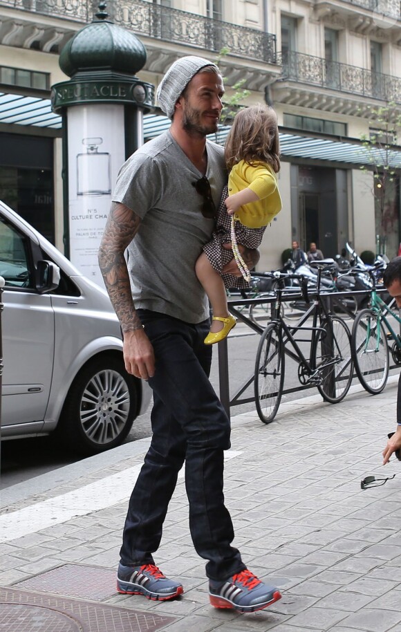 David Beckham, son épouse Victoria et leur fillette Harper lors d'une sortie shopping rue de Rivoli à Paris le 3 mai 2012