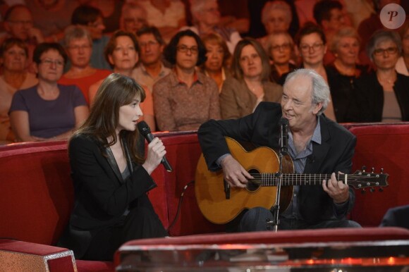 Carla Bruni et Maxime Le Forestier lors de l'enregistrement de l'émission "Vivement Dimanche" à Paris, le 17 avril 2013. Diffusion le 21 avril 2013.