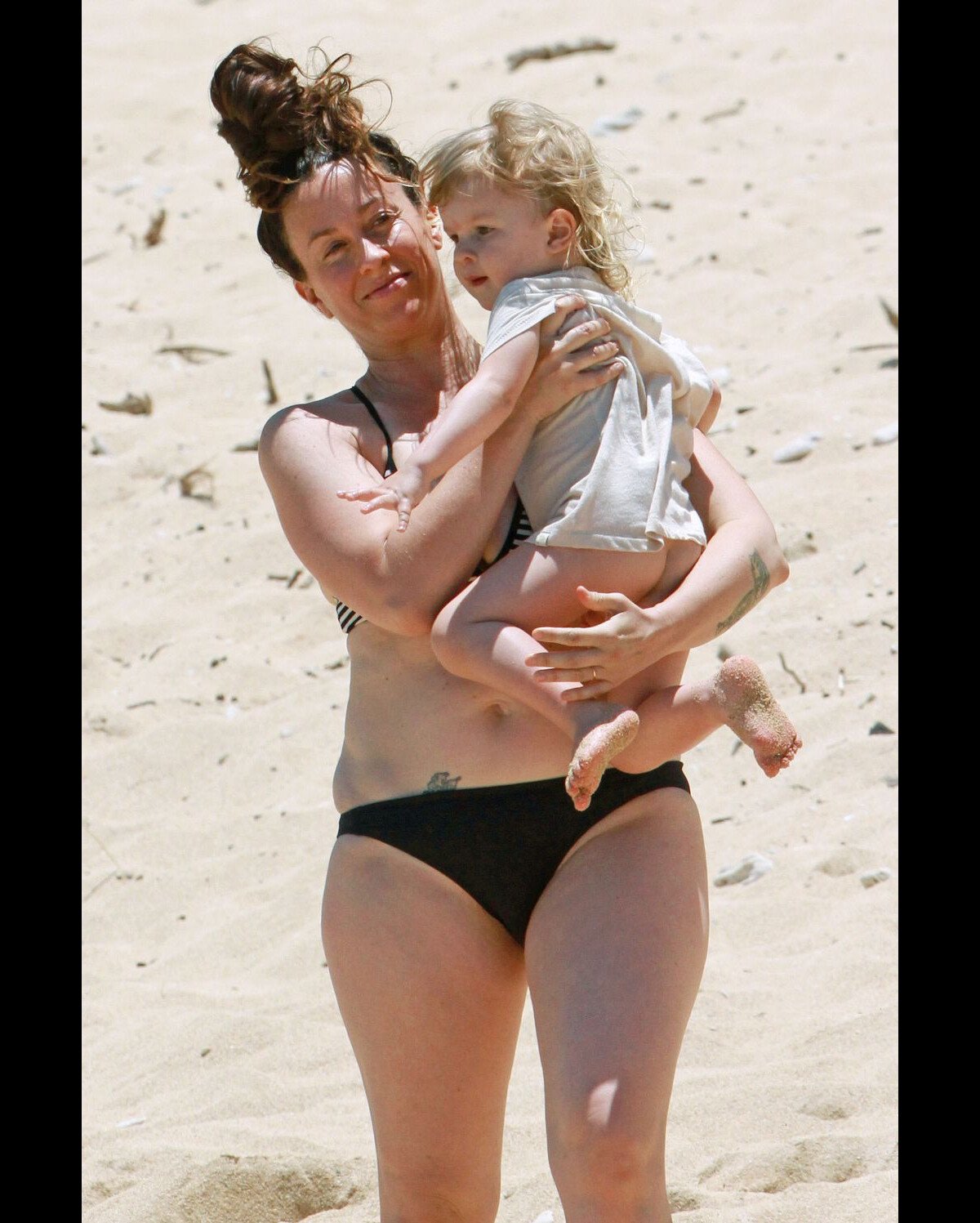 Photo : La chanteuse Alanis Morissette en compagnie de son fils Ever, à  Hawaii le 4 mai 2013. - Purepeople