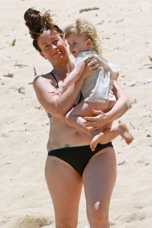 La chanteuse Alanis Morissette en compagnie de son fils Ever, à Hawaii le 4 mai 2013.
