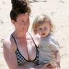 Alanis Morissette en compagnie de son fils Ever, à Hawaii le 4 mai 2013.