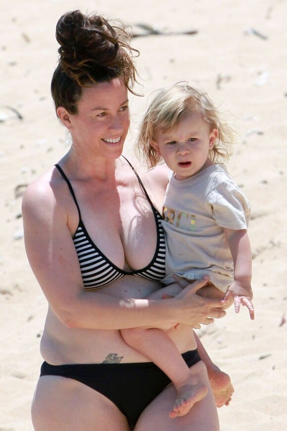 Alanis Morissette en compagnie de son fils Ever, à Hawaii le 4 mai 2013.