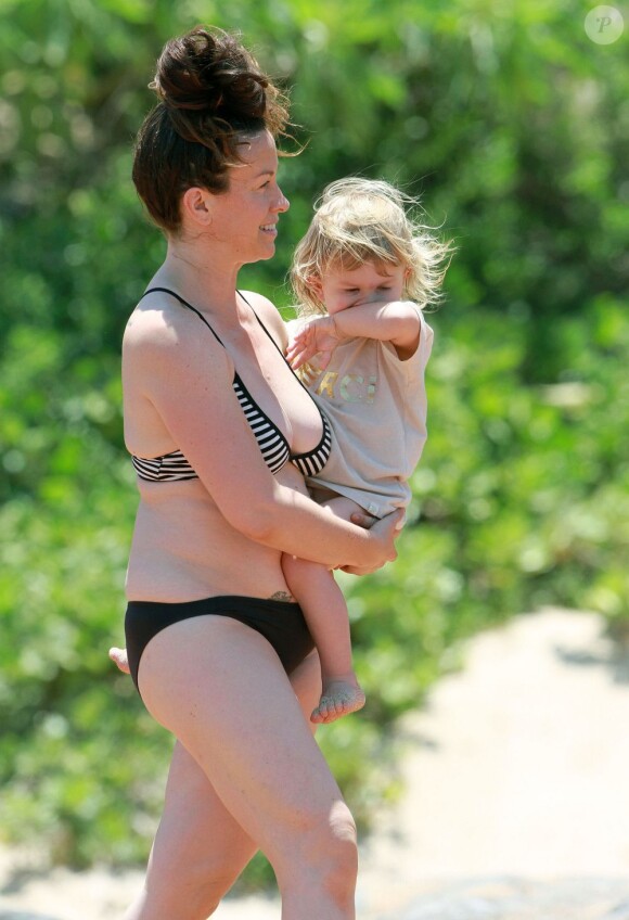 La popstar Alanis Morissette en compagnie de son fils Ever, à Hawaii le 4 mai 2013.