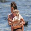 Alanis Morissette en compagnie de son fils Ever, à Hawaii le 4 mai 2013.