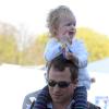 Peter Phillips avec sa fille Savannah, 2 ans, encourageaient le 5 mai 2013 Zara Phillips, engagée sur High Kingdom dans le concours complet de Badminton. Mais la cavalière royale a abandonné après une faute dans l'épreuve de cross country.