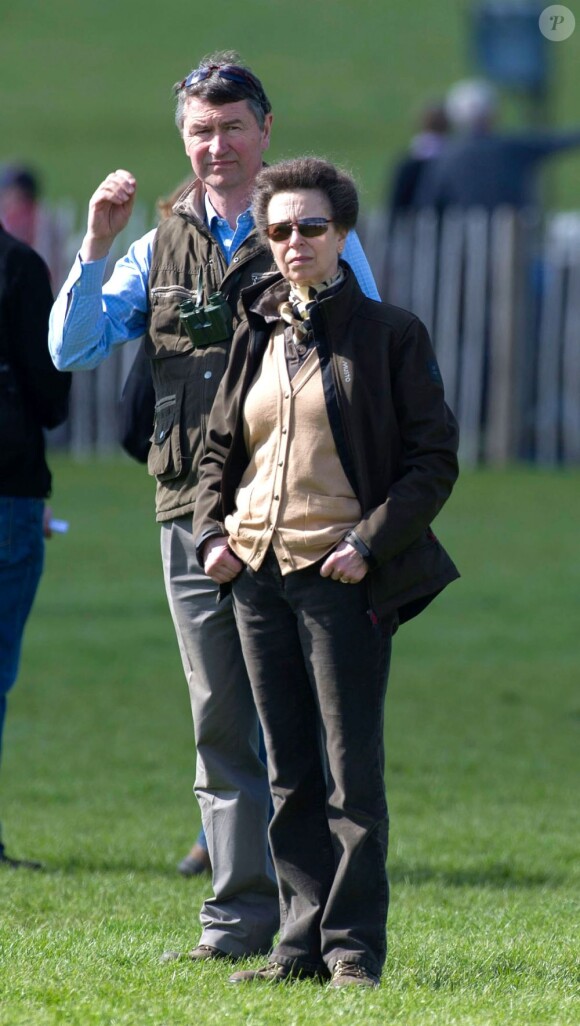 La princesse Anne était présente pour encourager sa fille Zara Phillips, engagée sur High Kingdom dans le concours complet de Badminton. Mais elle l'a surtout vu abandonner, samedi 5 mai 2013, après une faute dans l'épreuve de cross country.