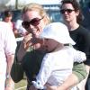 Autumn Phillips avec sa fille Isla, 1 an, encourageaient le 5 mai 2013 Zara Phillips, engagée sur High Kingdom dans le concours complet de Badminton. Mais la cavalière royale a abandonné après une faute dans l'épreuve de cross country.