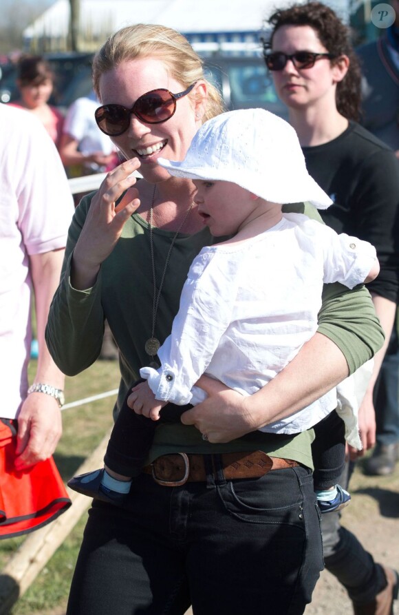 Autumn Phillips avec sa fille Isla, 1 an, encourageaient le 5 mai 2013 Zara Phillips, engagée sur High Kingdom dans le concours complet de Badminton. Mais la cavalière royale a abandonné après une faute dans l'épreuve de cross country.