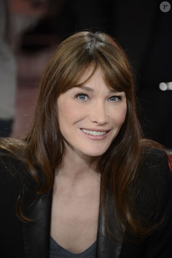 Carla Bruni chez "Vivement Dimanche" à Paris, le 17 avril 2013.