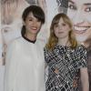 Rachida Brakni, Isabelle Carré radieuses et souriantes lors de la première de Cheba Louisa au cinéma Etoile Lilas à Paris le 6 mai 2013.