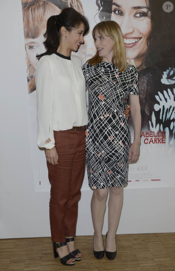 Rachida Brakni, Isabellé Carré complices à la première de Cheba Louisa au cinéma Etoile Lilas à Paris le 6 mai 2013.