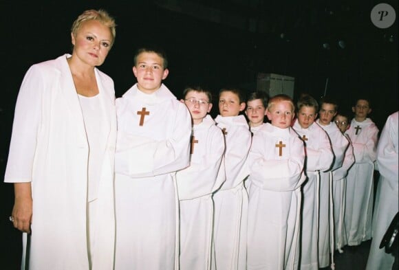 Muriel Robin et les Petits Chanteurs à la Croix de Bois au Palais des Congrés à Paris le 23 mai 2004.