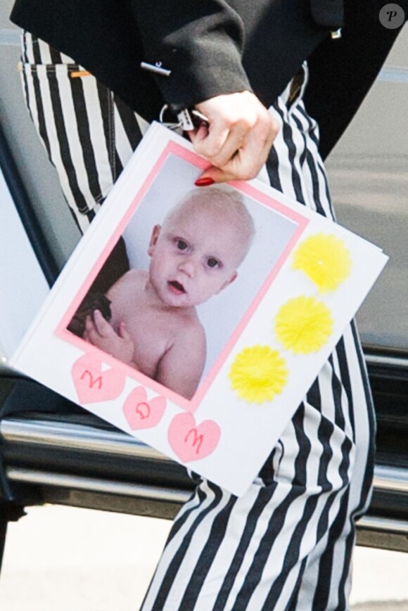 La carte de fête des mères offert par Zuma à sa maman, Gwen Stefani, à Los Angeles, le 8 mai.