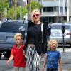 Après l'école, Gwen Stefani et ses fils, Kingston et Zuma, en balade à Los Angeles, le 8 mai. 