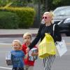 Après l'école, Gwen Stefani et ses fils, Kingston et Zuma, en balade à Los Angeles, le 8 mai. 