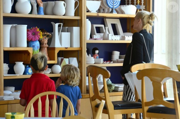 Gwen Stefani et ses fils dans un magasin de poterie à Los Angeles, le 8 mai.
