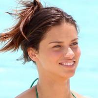 Adriana Lima : Superbe en bikini, le top model bronze et séduit