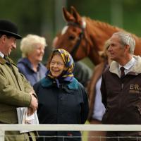 Elizabeth II lookée campagne et Zara Phillips en mode mécano à Windsor