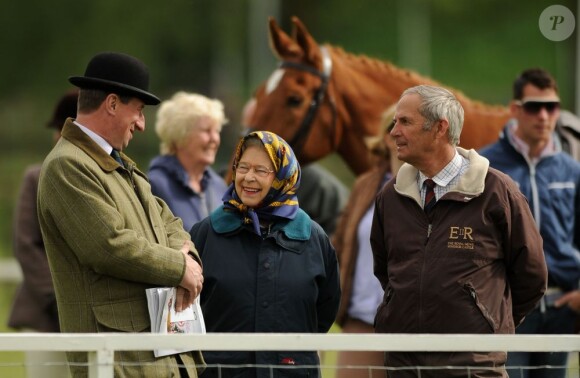 La reine Elizabeth II, dans son élément, prenait part au premier jour du Windsor Horse Show le 8 mai 2013 sur les terres de Windsor, quelques heures seulement après avoir assuré l'inauguration en grande pompe du Parlement, à Westminster.