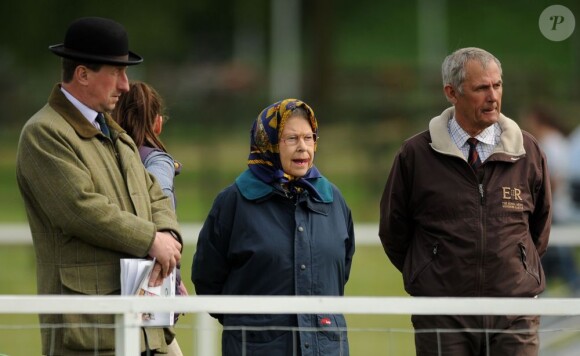 La reine Elizabeth II prenait part au premier jour du Windsor Horse Show le 8 mai 2013 sur les terres de Windsor, quelques heures seulement après avoir assuré l'inauguration en grande pompe du Parlement, à Westminster.