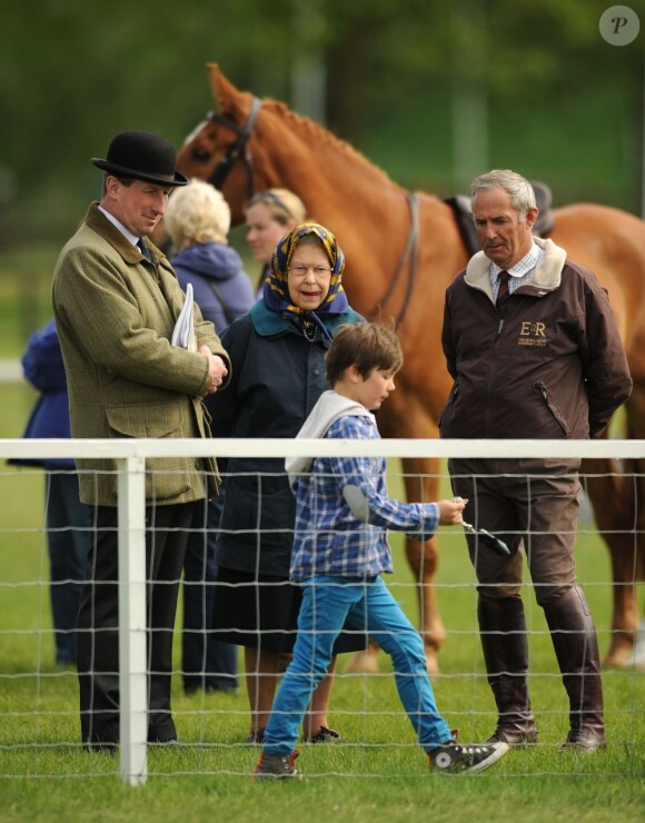 La reine Elizabeth II prenait part au premier jour du Windsor Horse Show le 8 mai 2013 sur les terres de Windsor, quelques heures seulement après avoir assuré l'inauguration en grande pompe du Parlement, à Westminster.